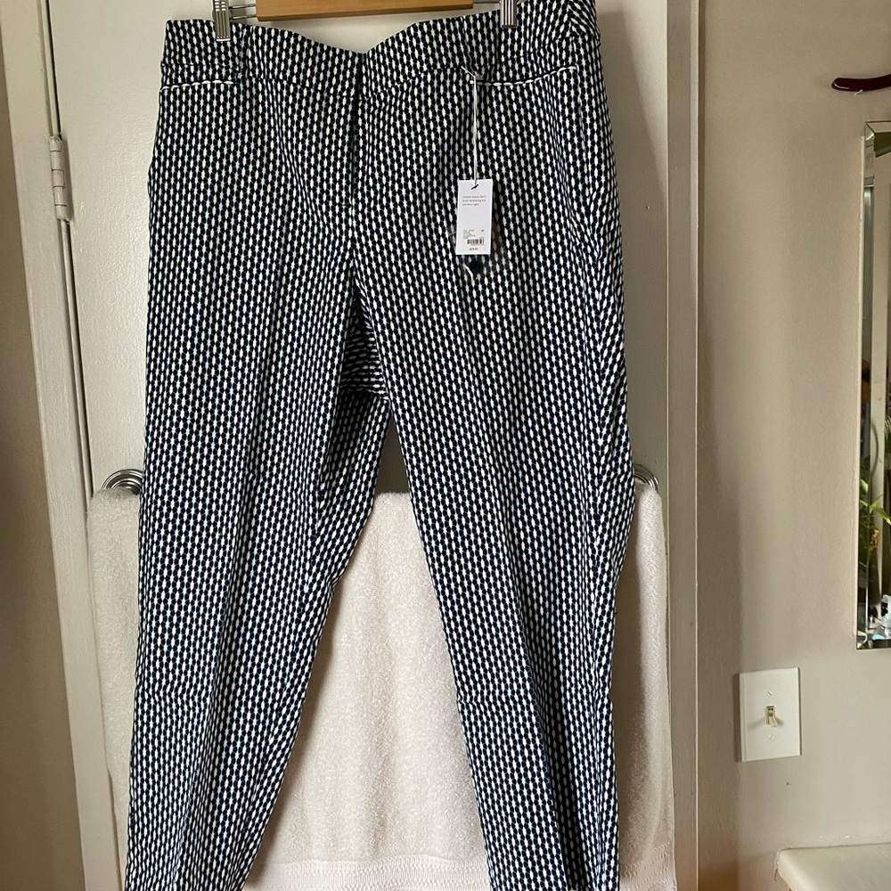 Cute work pant. Fits like a pixie pant. Blue and white.